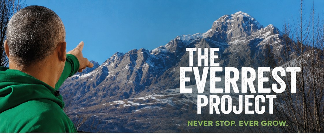 Mestre Márcio Mendes pointing toward a snow-capped summit — The Everrest Project